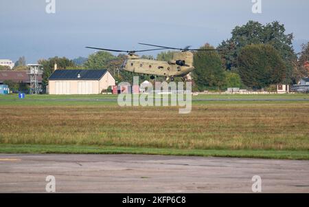 EIN US-AMERIKANISCHER Army CH-47F Chinook Hubschrauber vom 1-214. General Support Aviation Bataillon,12. Combat Aviation Brigade, bereitet sich auf die Landung auf dem Wiesbadener Militärflugplatz vor, Deutschland, 29. September 2022. 12 CAB-Führer konsolidierten sich auf dem Wiesbadener Militärflugplatz für die Brigade „Gewinneres“ Leader Professional Development (LPD)-Veranstaltung. Kommandeure und erste Sergeanten nahmen an einer LPD Teil, gefolgt von den jährlichen Schulungsleitsätzen für das Geschäftsjahr 2023 und einer Überprüfung des langfristigen Schulungskalenders. Diese Veranstaltung wird dazu beitragen, ein gemeinsames Verständnis im gesamten Bereich zu schaffen und letztlich die Vorhersehbarkeit für zu fördern Stockfoto