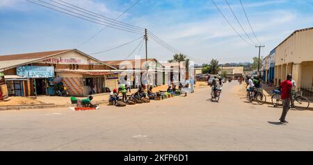 Menschen, die Produkte am Straßenrand im Zentrum der Stadt Mzuzu im Norden Malawis verkaufen Stockfoto