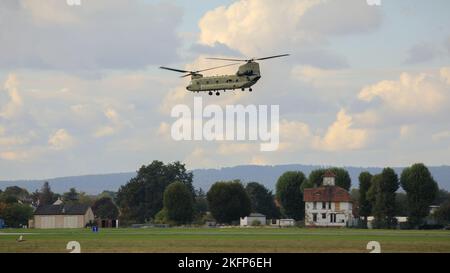 EIN US-AMERIKANISCHER Army CH-47F Chinook Hubschrauber vom 1-214. General Support Aviation Bataillon,12. Combat Aviation Brigade, bereitet sich auf die Landung auf dem Wiesbadener Militärflugplatz vor, Deutschland, 29. September 2022. 12 CAB-Führer konsolidierten sich auf dem Wiesbadener Militärflugplatz für die Brigade „Gewinneres“ Leader Professional Development (LPD)-Veranstaltung. Kommandeure und erste Sergeanten nahmen an einer LPD Teil, gefolgt von den jährlichen Schulungsleitsätzen für das Geschäftsjahr 2023 und einer Überprüfung des langfristigen Schulungskalenders. Diese Veranstaltung wird dazu beitragen, ein gemeinsames Verständnis im gesamten Bereich zu schaffen und letztlich die Vorhersehbarkeit für zu fördern Stockfoto