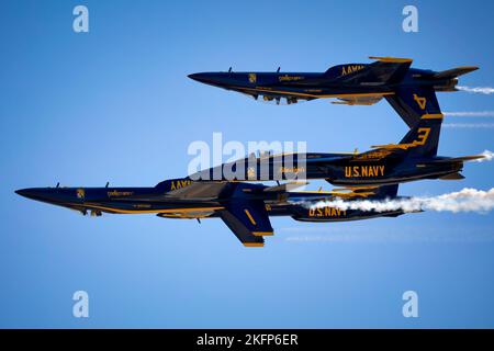 Die US Navy Blue Angels treten auf der Miramar Airshow 2022 in San Diego, Kalifornien, auf. Stockfoto