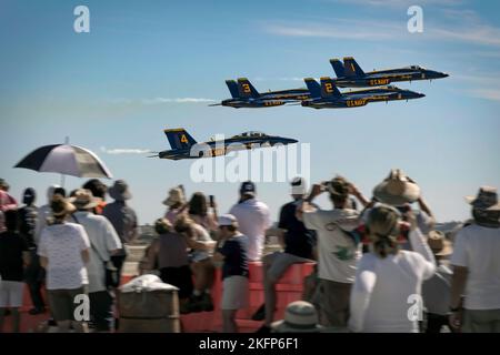 Die US Navy Blue Angels starten zu ihrem Auftritt auf der Miramar Airshow 2022 in San Diego, Kalifornien. Stockfoto