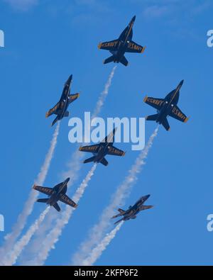 Die US Navy Blue Angels treten auf der Miramar Airshow 2022 in San Diego, Kalifornien, auf. Stockfoto