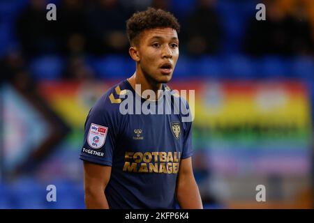 Birkenhead, Großbritannien. 19.. November 2022. Isaac Ogundere #33 von AFC Wimbledon während des Sky Bet League 2-Spiels Tranmere Rovers gegen AFC Wimbledon im Prenton Park, Birkenhead, Großbritannien, 19.. November 2022 (Foto von Phil Bryan/News Images) in Birkenhead, Großbritannien am 11/19/2022. (Foto von Phil Bryan/News Images/Sipa USA) Quelle: SIPA USA/Alamy Live News Stockfoto