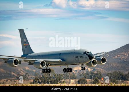 Ein KC-135 Stratotanker landet auf der Miramar Airshow 2022 in San Diego, Kalifornien. Stockfoto