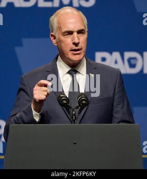 PHILADELPHIA, PA, USA - 28. OKTOBER 2022: Senator Bob Casey spricht beim Unabhängigkeitsessen der Pennsylvania Democratic Party. Stockfoto