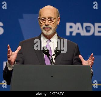 PHILADELPHIA, PA, USA - 28. OKTOBER 2022: Gouverneur Tom Wolf spricht beim Unabhängigkeitsessen der Pennsylvania Democratic Party. Stockfoto