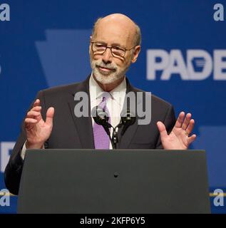 PHILADELPHIA, PA, USA - 28. OKTOBER 2022: Gouverneur Tom Wolf spricht beim Unabhängigkeitsessen der Pennsylvania Democratic Party. Stockfoto