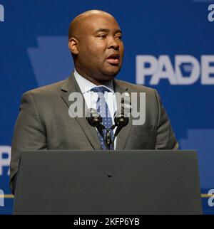 PHILADELPHIA, PA, USA - 28. OKTOBER 2022: Der DNC-Vorsitzende Jaime Harrison spricht beim Unabhängigkeitsessen der Pennsylvania Democratic Party. Stockfoto