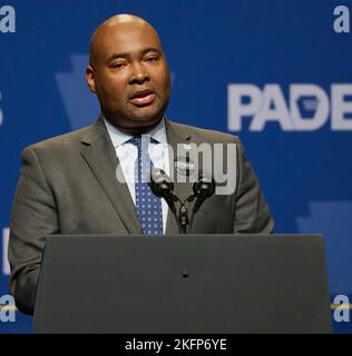 PHILADELPHIA, PA, USA - 28. OKTOBER 2022: Der DNC-Vorsitzende Jaime Harrison spricht beim Unabhängigkeitsessen der Pennsylvania Democratic Party. Stockfoto