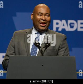 PHILADELPHIA, PA, USA - 28. OKTOBER 2022: Der DNC-Vorsitzende Jaime Harrison spricht beim Unabhängigkeitsessen der Pennsylvania Democratic Party. Stockfoto