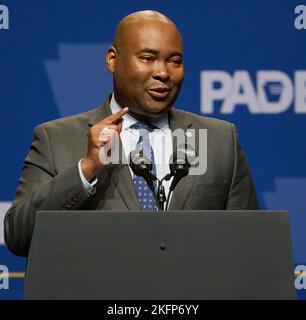 PHILADELPHIA, PA, USA - 28. OKTOBER 2022: Der DNC-Vorsitzende Jaime Harrison spricht beim Unabhängigkeitsessen der Pennsylvania Democratic Party. Stockfoto