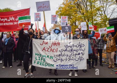 London, England, Großbritannien. 19.. November 2022. Demonstranten versammelten sich vor der iranischen Botschaft und forderten Gerechtigkeit für Mahsa Amini und andere Opfer, einen Regimewechsel und Freiheit für den Iran. (Bild: © Vuk Valcic/ZUMA Press Wire) Stockfoto