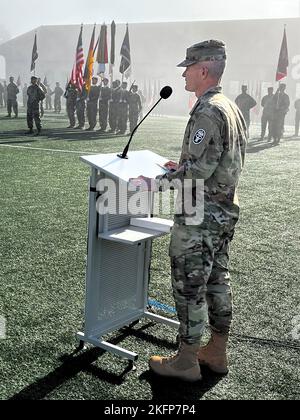 Brig. General Clinton Murray, Kommandeur des Medical Readiness Command, Europa, spricht während der Zeremonie zur Neubenennung an das Publikum. Das Regional Health Command Europe mit Sitz in Sembach, Deutschland, wurde am 30. September bei einer Zeremonie in der Nähe des Landstuhl Regional Medical Center zum Medical Readiness Command, Europa, ernannt. Stockfoto