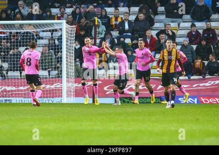 The University of Bradford Stadium, Bradford, England - 19.. November 2022 Torschütze Mitch Pinnock (11) aus Northampton Town feiert mit Teamkollegen, nachdem er es 0 - 1 während des Spiels Bradford City gegen Northampton Town, Sky Bet League Two, 2022/23, The University of Bradford Stadium, Bradford, England - 19.. November 2022 Credit: Arthur Haigh/WhiteRoseFotos/Alamy Live News Stockfoto