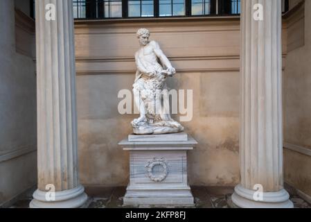 Giovanni Barattas Marmorstatue des Herkules vor dem Herkulespavillonen (Herkulespavillonen) in den Gärten des Schlosses Rosenborg, Kopenhagen, Dänemark. Stockfoto