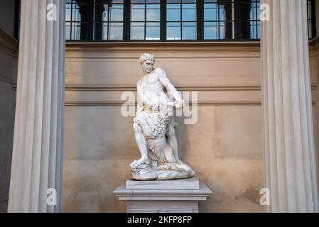 Giovanni Barattas Marmorstatue des Herkules vor dem Herkulespavillonen (Herkulespavillonen) in den Gärten des Schlosses Rosenborg, Kopenhagen, Dänemark. Stockfoto