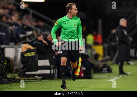 ALMELO, NIEDERLANDE - 19. NOVEMBER: Assistenzschiedsrichter Sjoerd Nanninga während des niederländischen Keukenkampioendivisie-Spiels zwischen Heracles Almelo und TOP Oss bei Erve Asito am 19. November 2022 in Almelo, Niederlande (Foto: Marcel ter Bals/Orange Picles) Stockfoto