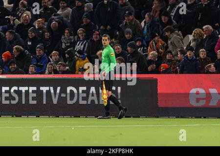 ALMELO, NIEDERLANDE - 19. NOVEMBER: Assistenzschiedsrichter Kevin weever während des niederländischen Keukenkampioendivisie-Spiels zwischen Heracles Almelo und TOP Oss bei Erve Asito am 19. November 2022 in Almelo, Niederlande (Foto: Marcel ter Bals/Orange Picles) Stockfoto