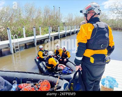 Rotunda, FL (Sept 29, 2022) Bootsteams ein und zwei der FEMA Virginia Task Force 2 beginnen mit der Suche und Rettung auf Palm Island. (FEMA-Foto von Lameen Witter) Stockfoto