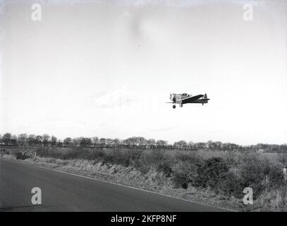 1949, historisch, ein einmotorisches Treibflugzeug am Himmel, ein nordamerikanischer Harvard-Trainer, der bei RAF Ternhill, Market Drayton, Shropshire, England, Großbritannien, landet. Das Aerodom in Tern Hill wurde 1916 eröffnet, aber 1922 geschlossen. Angesichts der Befürchtungen, dass es einen Krieg geben würde, wurde das Land 1935 erneut beschlagnahmt, als das Erweiterungsprogramm der RAF in Gang kam. Stockfoto