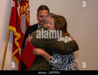 US Marine Corps General Eric M. Smith, stellvertretender Kommandant des Marine Corps, umarmt Frau Mary A. Herrmann bei der Ruhestandsfeier ihres Mannes, des pensionierten Oberst Kevin Herrmann, ehemaliger Direktor der Total Force Structure Division, am General Raymond G. Davis Center auf der Marine Corps Base Quantico, Virginia, 30. September 2022. Herrmann geht nach 43 Jahren ehrenvoller gemeinsamer Tätigkeit beim Marine Corps in den Ruhestand. (FOTO DES US Marine Corps von Lance CPL. Kayla LeClaire) Stockfoto