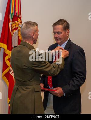 US Marine Corps General Eric M. Smith, links, stellvertretender Kommandant des Marine Corps, legt während seiner Ruhestandsfeier im General Raymond G. Davis Center auf der Basis des Marine Corps Quantico, Virginia, im September 30, einen Stift auf den pensionierten Oberst Kevin Herrmann, rechts, ehemaliger Direktor der Total Force Structure Division, 2022. Herrmann geht nach 43 Jahren ehrenvoller gemeinsamer Tätigkeit beim Marine Corps in den Ruhestand. (FOTO DES US Marine Corps von Lance CPL. Kayla LeClaire) Stockfoto