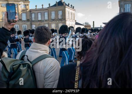 Die Besuchermassen versammeln sich, um die königliche Garde (Kongelige Livgarde) während des „Wachwechsels“ im Schloss Amalienborg in Kopenhagen (Vagtskifte) zu beobachten Stockfoto