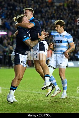 Edinburgh, Schottland, 19.. November 2022. Stuart Hogg aus Schottland punktet mit 6. Versuchen beim Spiel der Autumn Nation Series im Murrayfield Stadium, Edinburgh. Bildnachweis sollte lauten: Neil Hanna / Sportimage Stockfoto