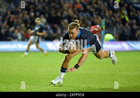 Edinburgh, Schottland, 19.. November 2022. Stuart Hogg aus Schottland punktet mit 6. Versuchen beim Spiel der Autumn Nation Series im Murrayfield Stadium, Edinburgh. Bildnachweis sollte lauten: Neil Hanna / Sportimage Stockfoto