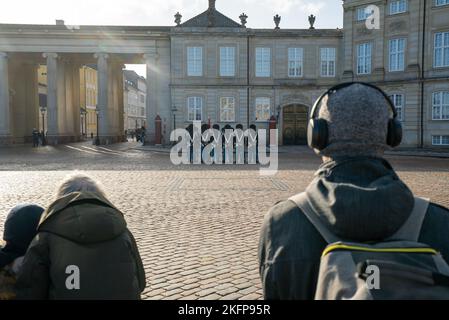 Die Besuchermassen versammeln sich, um die königliche Garde (Kongelige Livgarde) während des „Wachwechsels“ im Schloss Amalienborg in Kopenhagen (Vagtskifte) zu beobachten Stockfoto