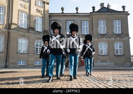 Königliche Garde (Kongelige Livgardes) marschiert während der Wachablösung im Schloss Amalienborg, Kopenhagen (Vagtskifte) Stockfoto