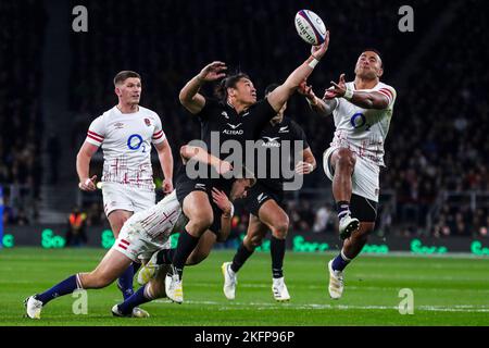 Der neuseeländische Caleb Clarke (Mitte) greift unter dem Druck von Manu Tuilagi (rechts) und Jack van Poortvliet (links) während des Autumn International im Twickenham Stadium, London, nach dem Ball. Bilddatum: Samstag, 19. November 2022. Stockfoto