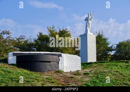 Königsberg, Russland, 28. Oktober 2022.Skulptur Mutter und Kind und alter, militärischer deutscher Bunker Stockfoto