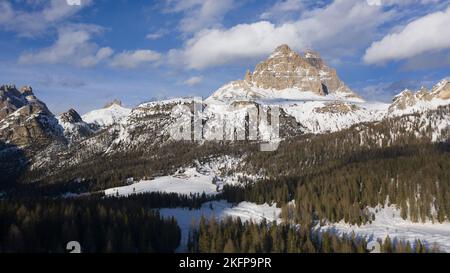 Winterlandschaft von oben an sonnigen Tagen im drei Zinnen - Tre cime di Lavaredo auf den Sesto Dolomiten - sonniger Tag mit blauem Himmel Stockfoto