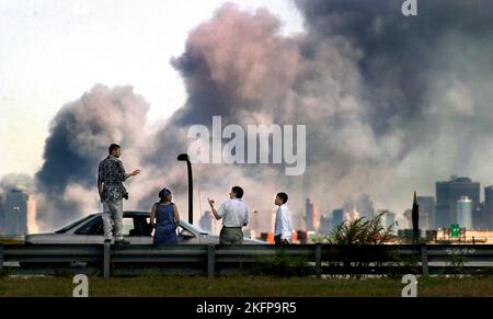 9-11-01 ANGRIFF AUF DAS WELTHANDELSZENTRUM - New Jersey Autofahrer ziehen an die Seite der Straße, um zu beobachten, wie der Rauch nach dem 1. September über Manhattan rollte Stockfoto