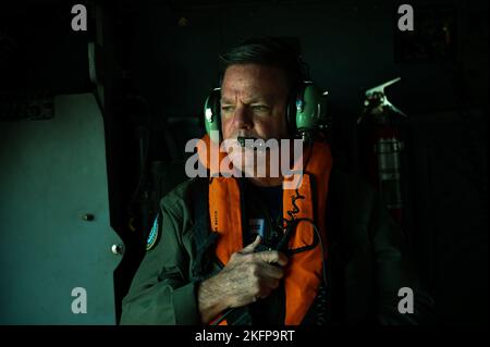 Hinterer Adm. Brendan McPherson, Commander Coast Guard District Seven, beobachtet beschädigte Gebiete während eines Überflugs von Gebieten, die vom 30. September 2022 in Fort Myers, Florida, betroffen waren. Die Küstenwache führt Such- und Rettungseinsätze als Reaktion auf die Schäden durch den durch den US-amerikanischen „The Coast Guard Air Station Clearwater“ verursachten Schäden durch. Stockfoto