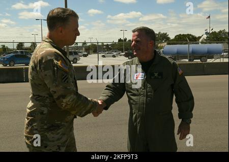 Hinterer Adm. Brendan McPherson, Commander Coast Guard District Seven, schüttelt sich die Hände mit Brig. General Daniel Hibner, Kommandant der South Atlantic Division, nach einem Überflug von Gebieten, die vom Hurran Ian am 30. September 2022 in Clearwater, Florida, betroffen waren. Die Küstenwache führt Such- und Rettungseinsätze als Reaktion auf die Schäden durch den durch den US-amerikanischen „The Coast Guard Air Station Clearwater“ verursachten Schäden durch. Stockfoto