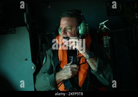 Hinterer Adm. Brendan McPherson, Commander Coast Guard District Seven, leitet MH-60 Jayhawk-Piloten während eines Überflugs von Gebieten, die vom 30. September 2022 in Fort Myers, Florida, betroffen sind. Die Küstenwache führt Such- und Rettungseinsätze als Reaktion auf die Schäden durch den durch den US-amerikanischen „The Coast Guard Air Station Clearwater“ verursachten Schäden durch. Stockfoto