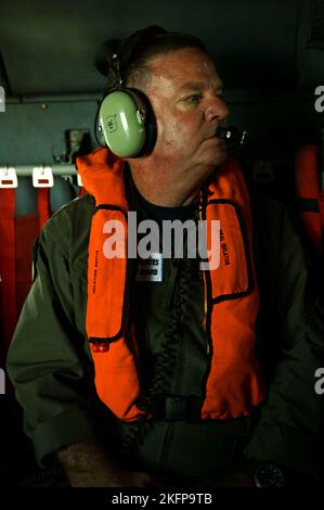 Hinterer Adm. Brendan McPherson, Commander Coast Guard District Seven, leitet MH-60 Jayhawk-Piloten während eines Überflugs von Gebieten, die vom 30. September 2022 in Fort Myers, Florida, betroffen sind. Die Küstenwache führt Such- und Rettungseinsätze als Reaktion auf die Schäden durch den durch den US-amerikanischen „The Coast Guard Air Station Clearwater“ verursachten Schäden durch. Stockfoto