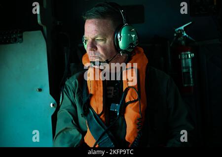 Hinterer Adm. Brendan McPherson, Commander Coast Guard District Seven, beobachtet beschädigte Gebiete während eines Überflugs von Gebieten, die vom 30. September 2022 in Fort Myers, Florida, betroffen waren. Die Küstenwache führt Such- und Rettungseinsätze als Reaktion auf die Schäden durch den durch den US-amerikanischen „The Coast Guard Air Station Clearwater“ verursachten Schäden durch. Stockfoto