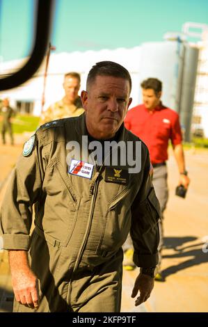 Hinterer Adm. Brendan McPherson, Commander Coast Guard District Seven, geht an Bord eines MH-60 Jayhawk wegen eines Überflugs von Gebieten, die vom 30. September 2022 in Clearwater, Florida, betroffen waren. Die Küstenwache führt Such- und Rettungseinsätze als Reaktion auf die Schäden durch den durch den US-amerikanischen „The Coast Guard Air Station Clearwater“ verursachten Schäden durch. Stockfoto