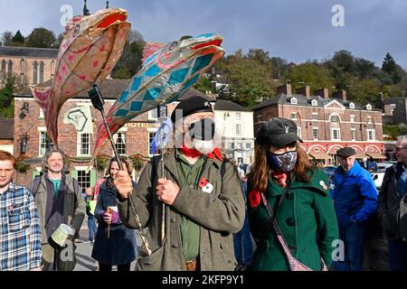 Umweltgruppen aus der Umgebung von Shropshire nahmen am Aktionstag der Global Justice Coalition „Call the Alarm“ in Ironbridge Teil. Stockfoto