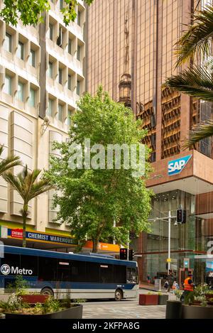 Eine vertikale Aufnahme eines Busses und von Gebäuden in der Queen Street in Auckland, Neuseeland Stockfoto