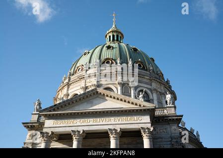 Außenansicht des Kuppeldaches der Marmorkirche / Frederikskirche / Frederiks Kirke - eine Kirche in Kopenhagen, Dänemark. Rokoko-Architektur. Tak. Stockfoto