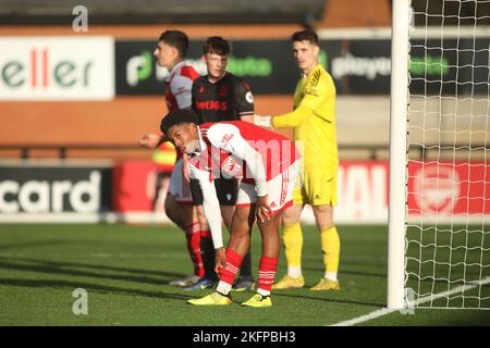 Borehamwood, Großbritannien. 19.. November 2022. Myles Lewis-Skelly von Arsenal U23 während des Premier League Cup-Spiels zwischen Arsenal U23 und Stoke City U23 im Meadow Park, Borehamwood, England, am 19. November 2022. Foto von Joshua Smith. Nur zur redaktionellen Verwendung, Lizenz für kommerzielle Nutzung erforderlich. Keine Verwendung bei Wetten, Spielen oder Veröffentlichungen einzelner Clubs/Vereine/Spieler. Kredit: UK Sports Pics Ltd/Alamy Live Nachrichten Stockfoto