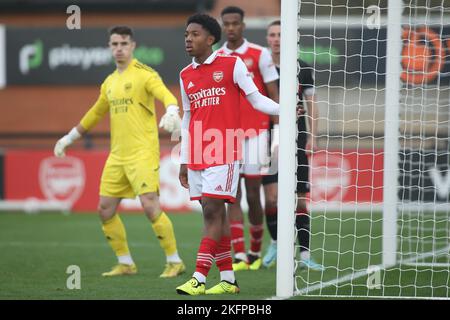 Borehamwood, Großbritannien. 19.. November 2022. Myles Lewis-Skelly von Arsenal U23 während des Premier League Cup-Spiels zwischen Arsenal U23 und Stoke City U23 im Meadow Park, Borehamwood, England, am 19. November 2022. Foto von Joshua Smith. Nur zur redaktionellen Verwendung, Lizenz für kommerzielle Nutzung erforderlich. Keine Verwendung bei Wetten, Spielen oder Veröffentlichungen einzelner Clubs/Vereine/Spieler. Kredit: UK Sports Pics Ltd/Alamy Live Nachrichten Stockfoto