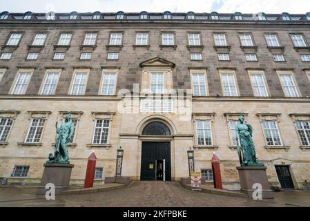 Bronzestatuen im Innenhof von Schloss Christiansborg / Schloss Christiansborg, Kopenhagen, Dänemark. (Christiansborg Slot) Stockfoto