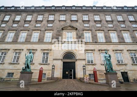 Bronzestatuen im Innenhof von Schloss Christiansborg / Schloss Christiansborg, Kopenhagen, Dänemark. (Christiansborg Slot) Stockfoto