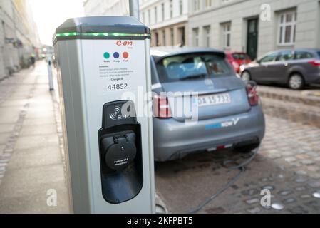 Ladestation für Elektroautos – Ein Fiat 500-Auto, das seine Batterie an einer e.ON-Ladestation in Kopenhagen, Dänemark, Skandinavien, Europa auflädt. Stockfoto