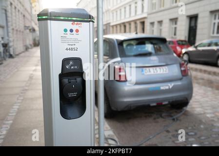 Ladestation für Elektroautos – Ein Fiat 500-Auto, das seine Batterie an einer e.ON-Ladestation in Kopenhagen, Dänemark, Skandinavien, Europa auflädt. Stockfoto